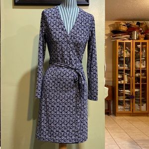 Ann Taylor Wrap Dress, long sleeve, 2 Petite Navy/ivory leaf pattern. Tie waist.
